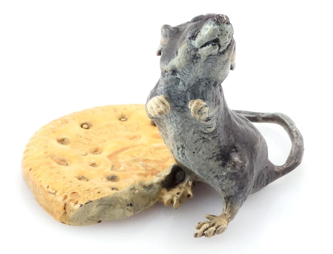 Kunst & Ambiente - Maus mit Biskuit - handbemalte Wiener Bronze - kultige Tierfigur im Retrolook - Dekostatue - Skulpturen online kaufen - Sammlerstück - Wohndeko für Innen