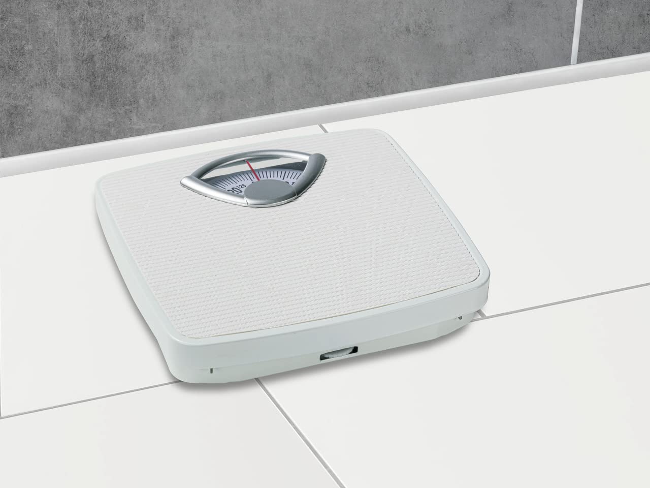 Bilancia meccanica, precisa e analogica WENKO con ampia scala e battistrada antiscivolo, campo di misura fino a 130 kg con incrementi di 1 kg, alloggiamento in metallo bianco, 27 x 4,5 x 26,5 cm