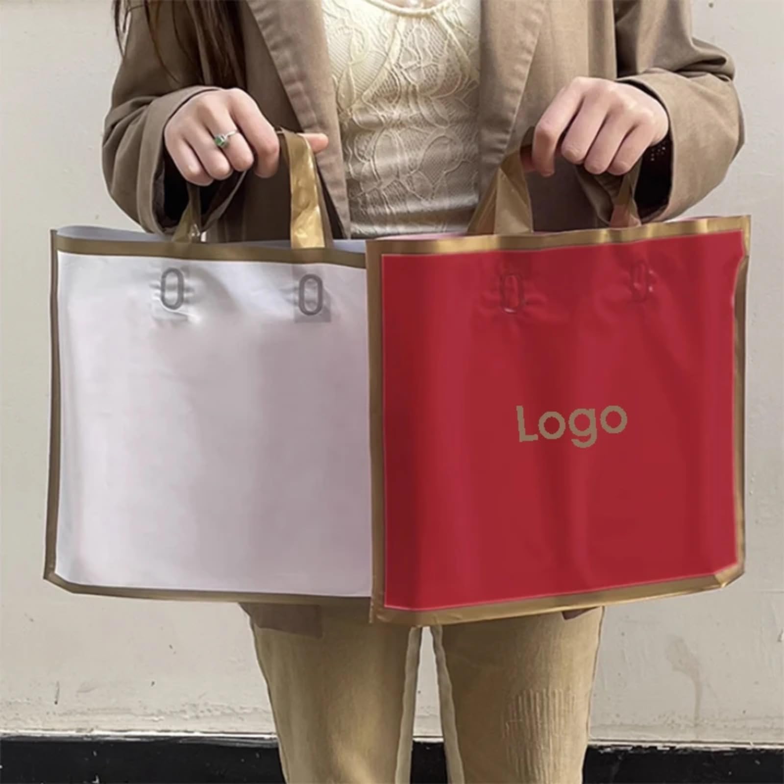 gorm Personalisierte Papiertüten mit individuellem Logo, High-End-Heißprägung, Kleidung, Geschenk, Einkaufstasche, individuelle Plastiktüte (schwarz, 40 x 35 cm, unten 11 cm), 100 Stück