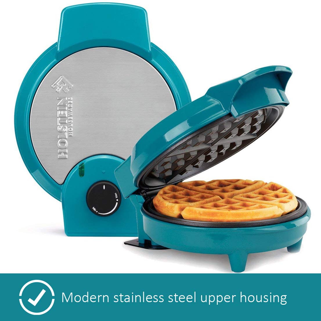 De arriba hacia abajo view Imagen de la waflera Holstein Housewares, con su exterior verde azulado, la carcasa superior plateada y el logotipo de Holstein. La tapa está abierta, dejando al descubierto las placas para wafles.