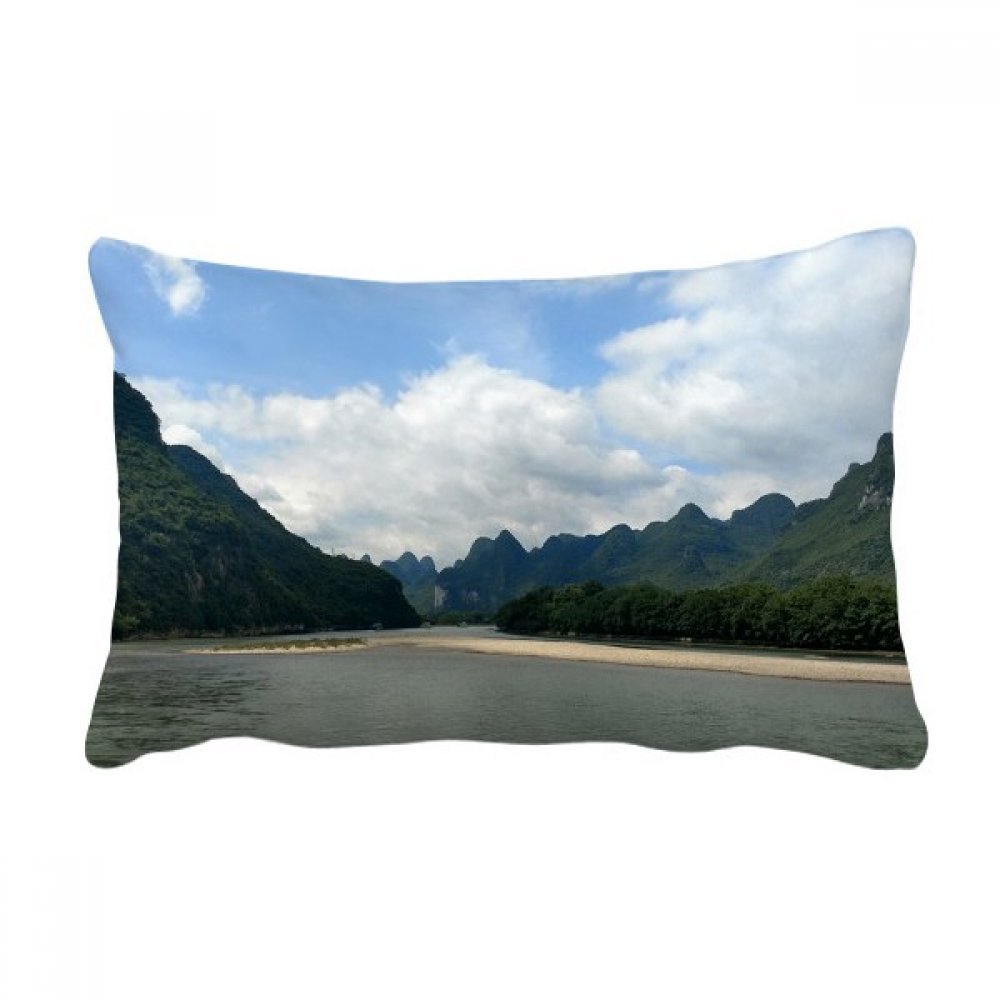 Coussin lombaire paysage de nature pour décorer un canapé de salon moderne