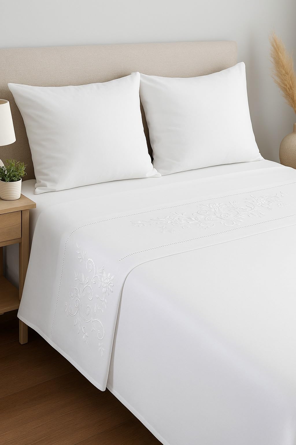 Corredocasa - Completo Lenzuola Matrimoniale Ricamato in Misto Lino Bianco – Set 4 Pezzi con Lenzuolo Sopra 240x280 cm, Sotto con Angoli 180x200+25 cm e 2 Federe – Biancheria da Letto Elegante
