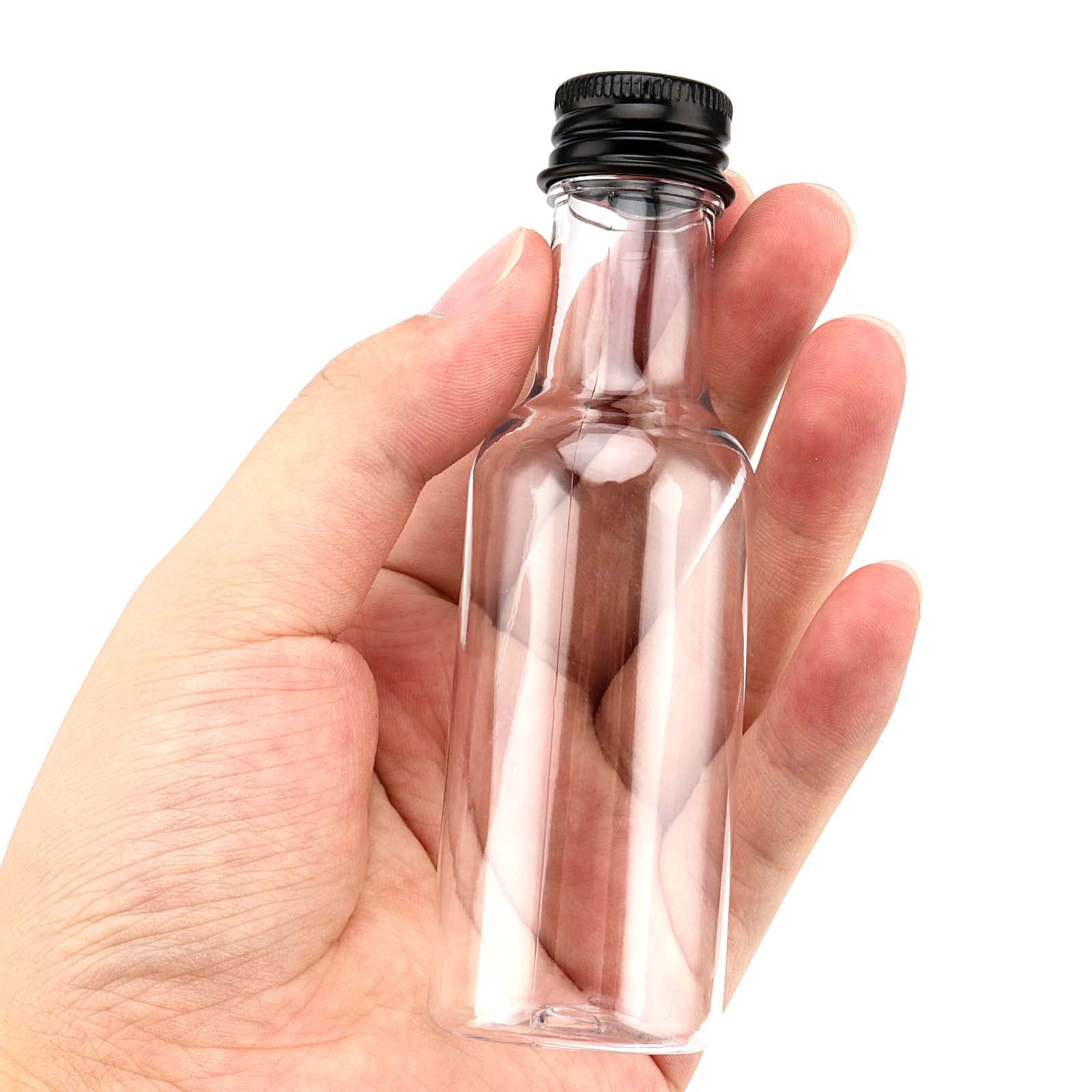 JEUIHAU Paquete de 70 botellas de alcohol de 50 ml con tapa de aluminio negro, botellas de plástico en miniatura para agua, jugo, vino, bebidas y salsa