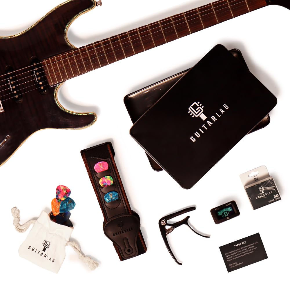 Guitar Lab Kit di accessori per chitarra – Scatola in metallo di alta qualità con cinghia per chitarra, capotasto e sintonizzatore per chitarra elettronica a clip, plettri acustici, bassi