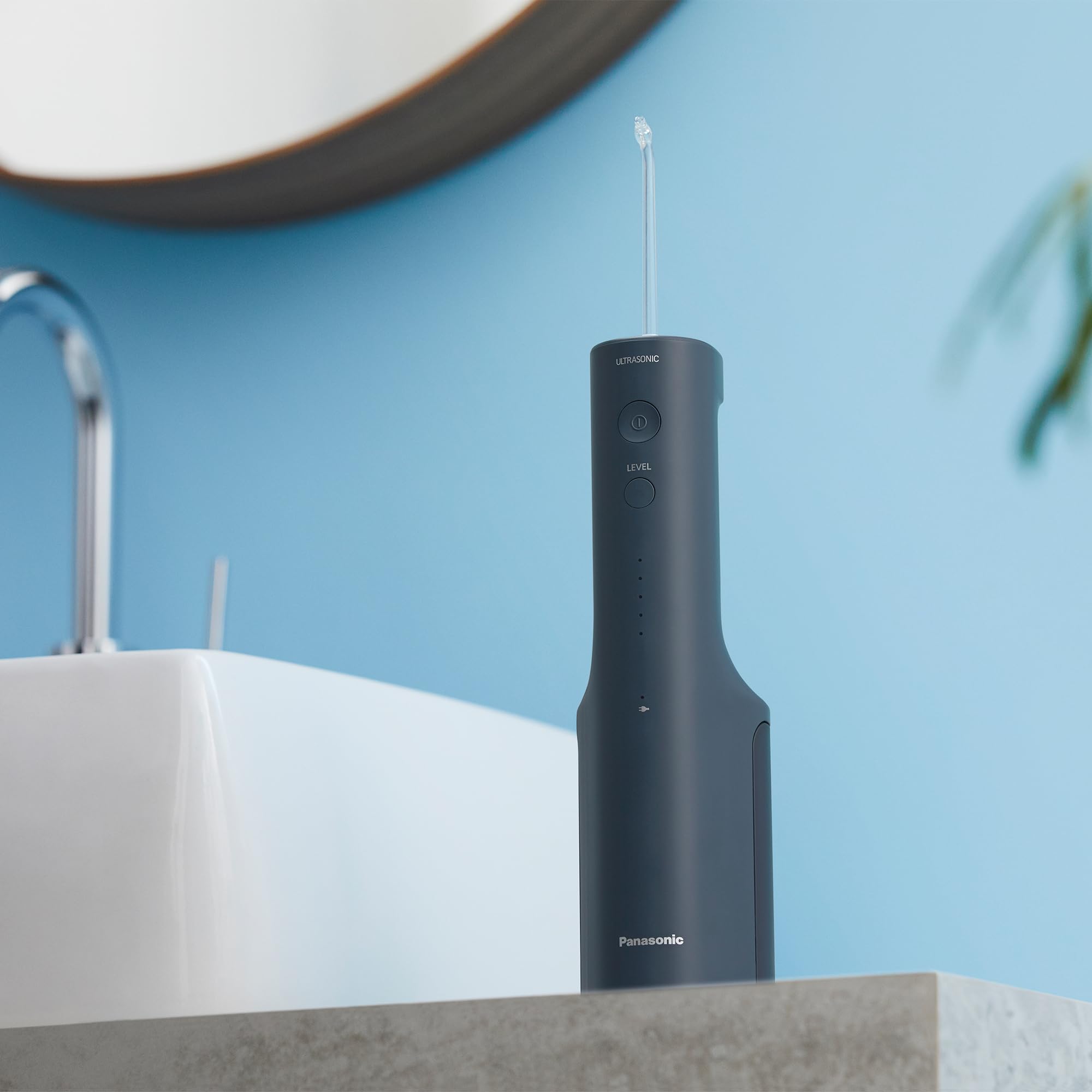 Panasonic Serie 600 Irrigador Bucal Ultrasónico EW-DJ66-A303, Irrigador Bucal para Dientes, 200 ml, IPX7, 2 Boquillas Ultrasónicas, 5 Presiónes, Accesorio de Viaje, Azul Marino