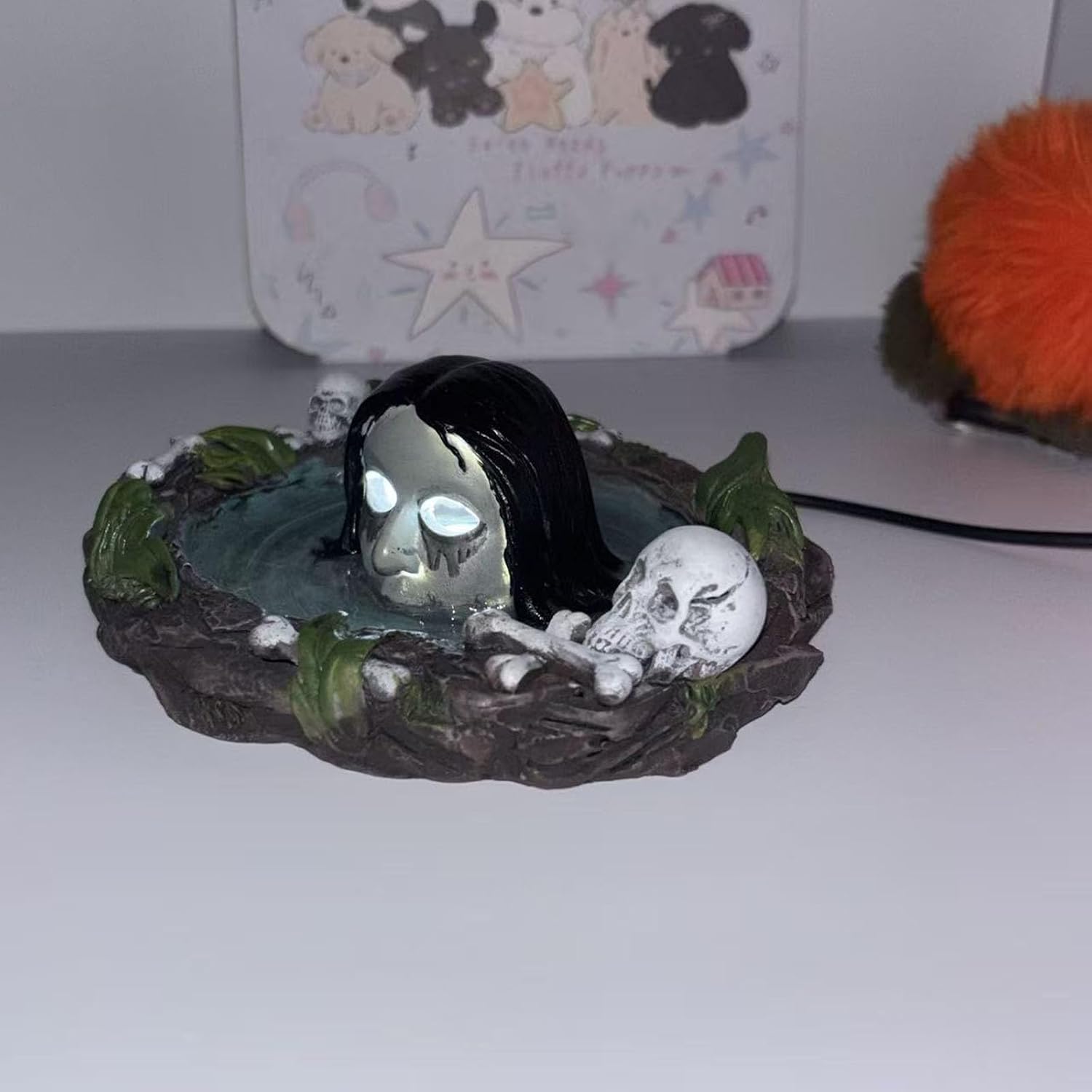 USB Resin Manifestation Skeleton Lamp for Halloween Eerie House Club Table Outdoor Water Scene Decoration Garden Water Feature
