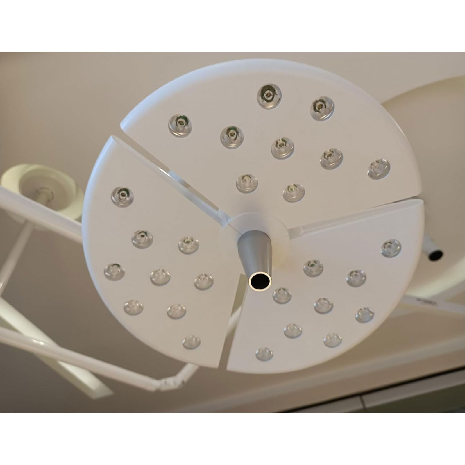 JOSBY 360° drehbare medizinische Untersuchungsleuchte, schattenfreie 50-W-LED-Deckenleuchte, chirurgisches Hilfsgerät mit Kaltlicht und verstellbarem Arm, 700 mm Arbeitsabstand, für Krankenhäuser