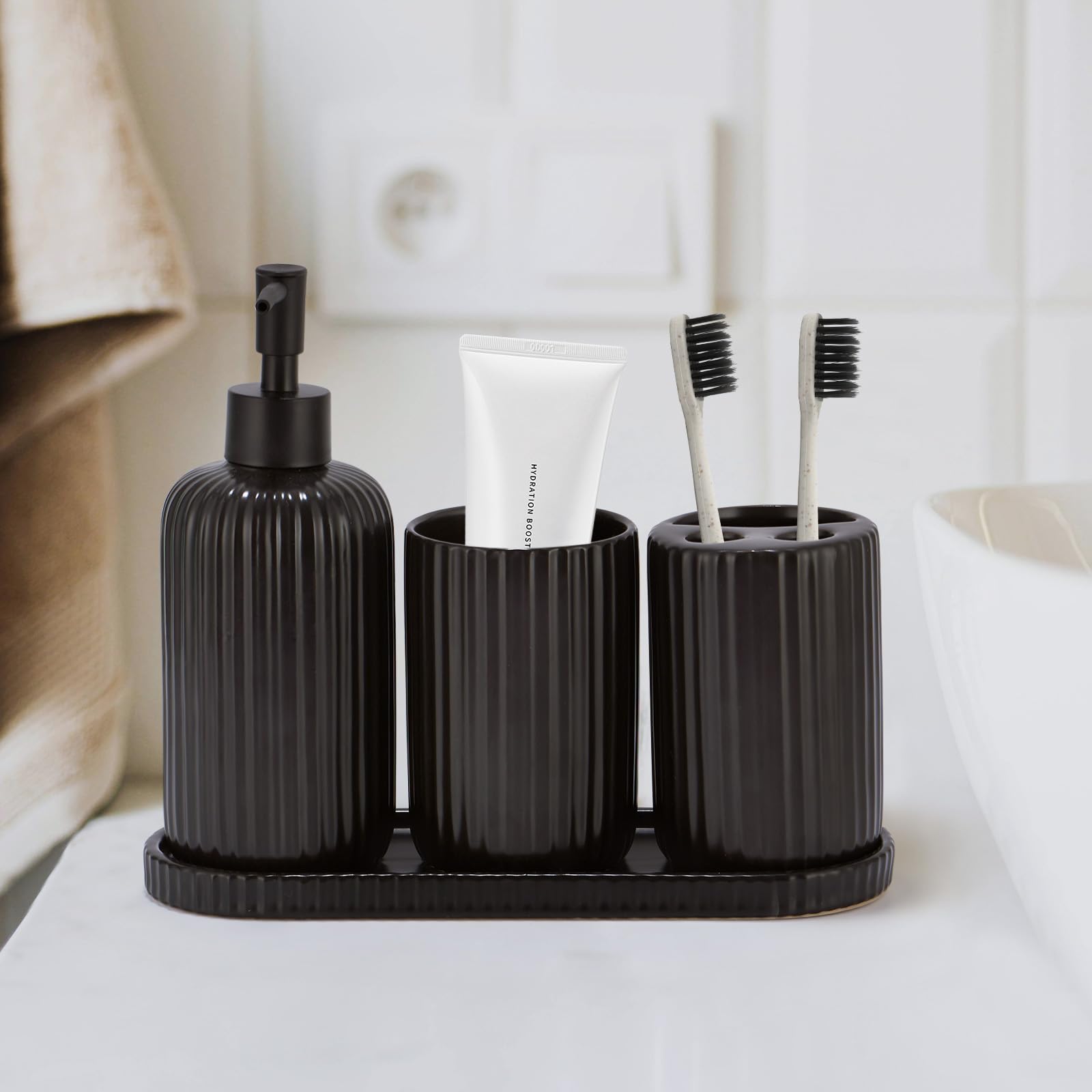 Schwarzes Badezimmer-Zubehör-Set, geripptes Design, 4-teiliges Keramik-Badezimmer-Set, komplette Zahnbürstenhalter, Seifenspender, Schminktisch, Zahnbürstenbecher, stilvolle schwarze