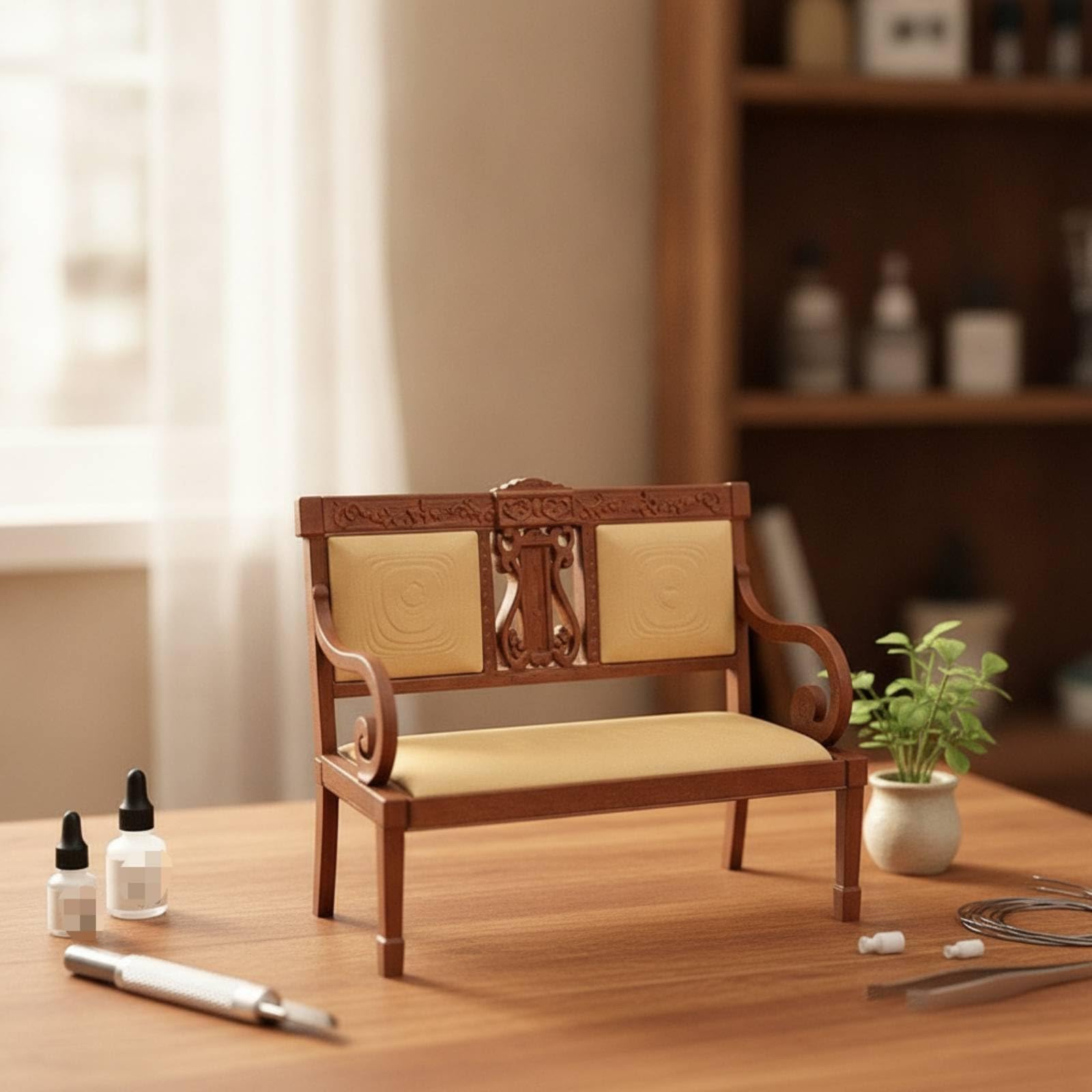 Sedia in Ridotta con Schienale Decorativo E Braccioli Arrotondati con Rivestimento in Tessuto Crema per Composizioni in Miniatura E Scaffale da Collezione
