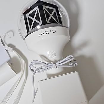 NiziU 公式ペンライト ホワイト Amazon.co.jp: 二ジュー (NiziU) 公式 ペンライト : 産業・研究
