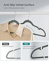 Vista 47 de SONGMICS UCRF029W05 - Paquete de 50 ganchos de terciopelo antideslizantes para trajes con muescas para el hombro, barra para pantalones, gancho