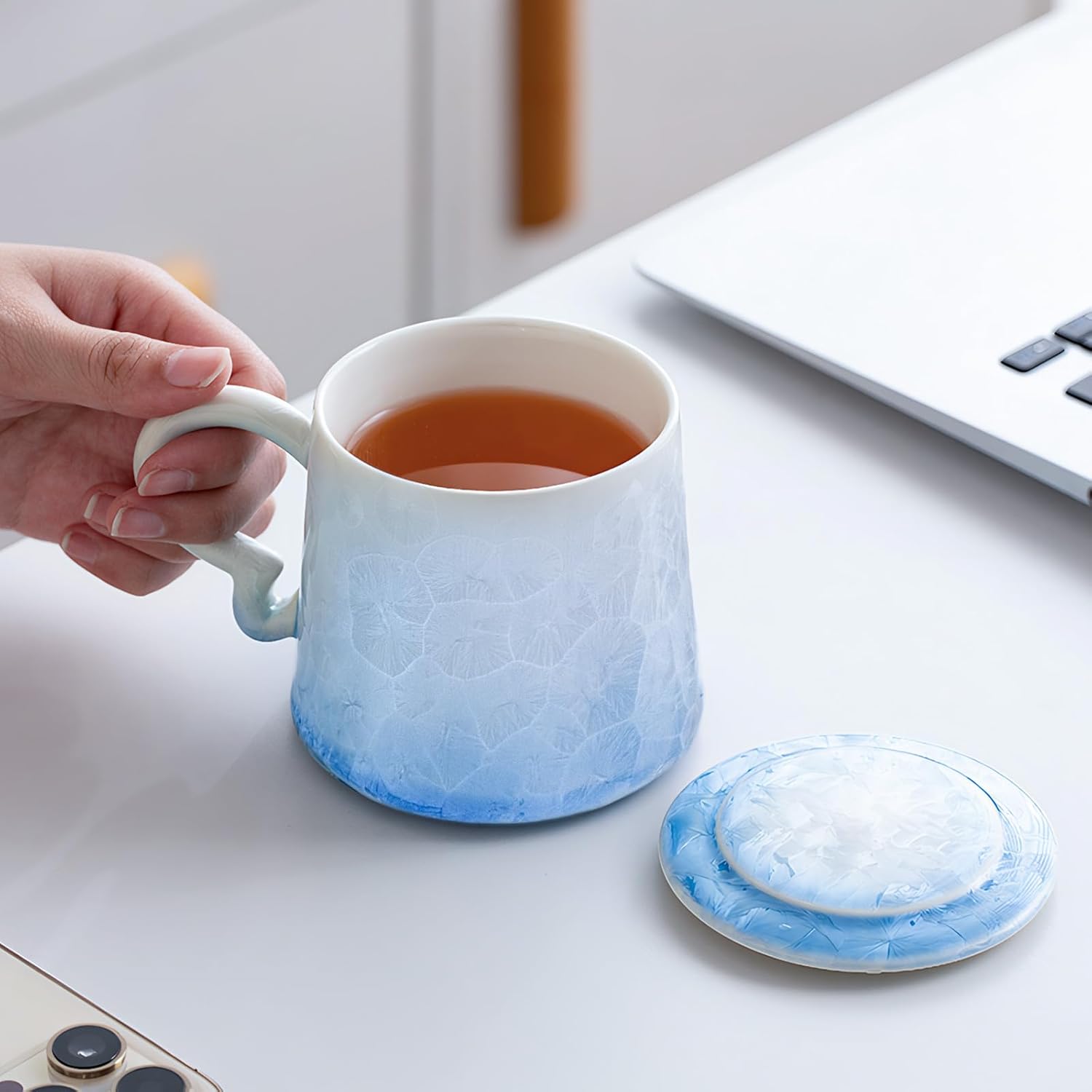 KAMMAK Coffee Mug Set of 2, Ceramic Tea Cups with Lid, 11oz Covered Espresso Mugs, Porcelain Novelty Mugs for Coffee, Cappuccino, Latte, Americano, Tea, Water (Deep Blue and Light Blue)