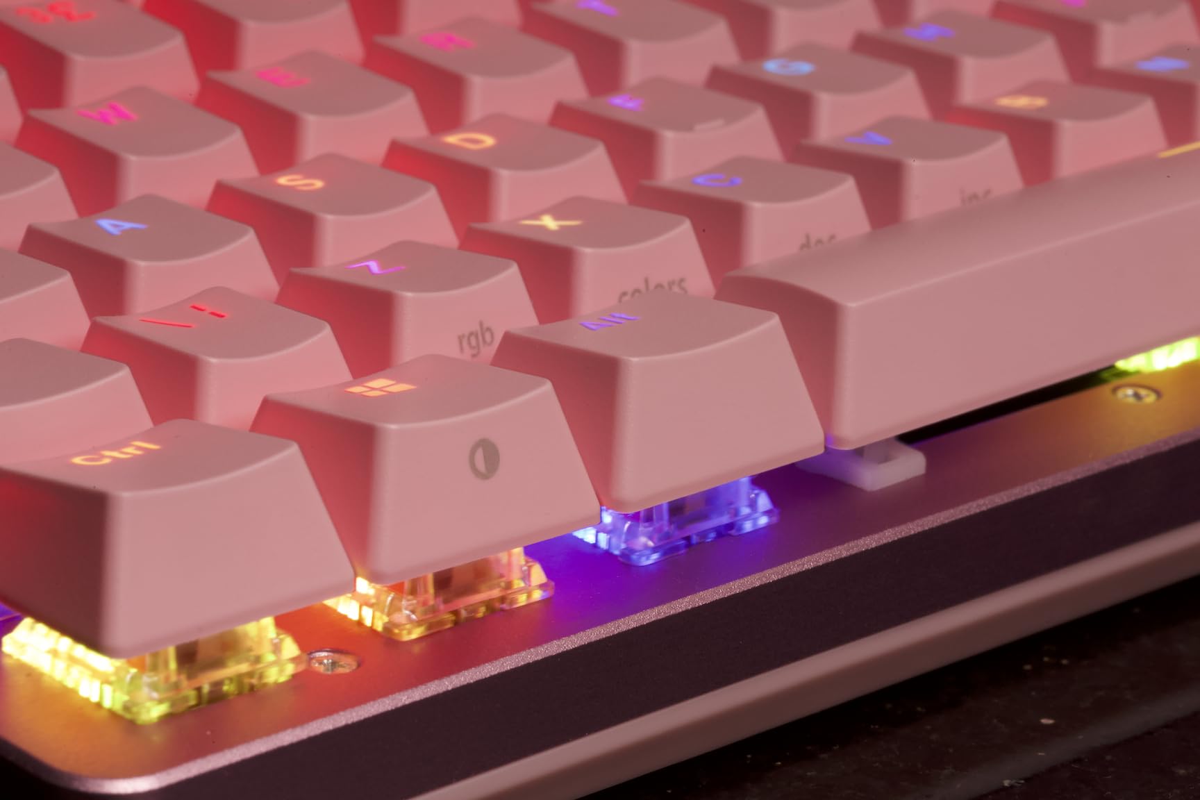 GLORIOUS GMMK 2 (65%) Mechanische Tastatur, Fox, ISO in Rosa | Aluminiumoberfläche für Biegsteifheit, Hot-Swap, Tastenweise RGB-Beleuchtung & Doubleshot-Kappen, PC-Gaming auf hohem Niveau