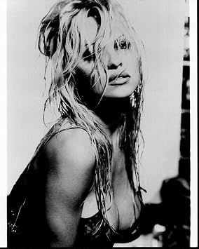 Posterazzi Pamela Anderson Leaning Forward With Wet Hair Black And White Photo Print 16 x 20 - Item # MVM71385
