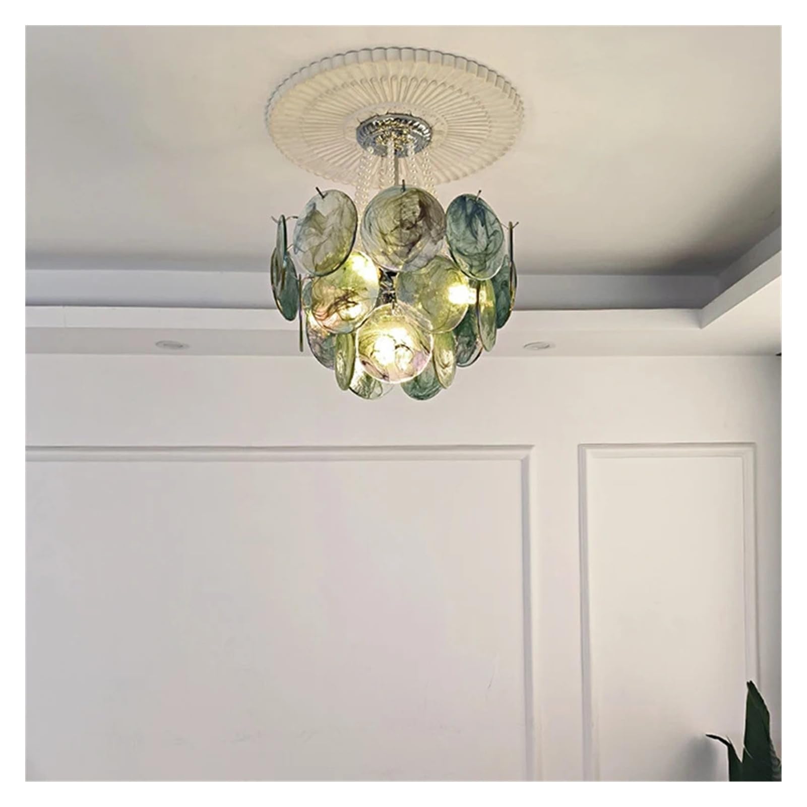 Lustre en cristal coloré et verre soufflé vert pour une ambiance chic de chambre d'hôtel