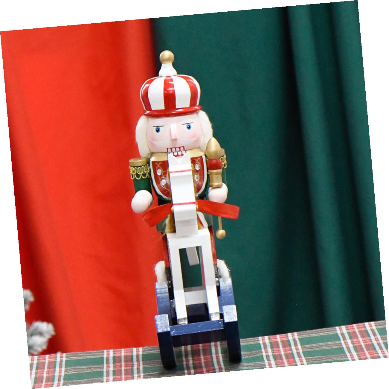 Garneck Holz Nussknacker Figur für Weihnachtsdeko Stehender Nussknacker mit Details Christbaumschmuck aus Holz für Tischdekoration
