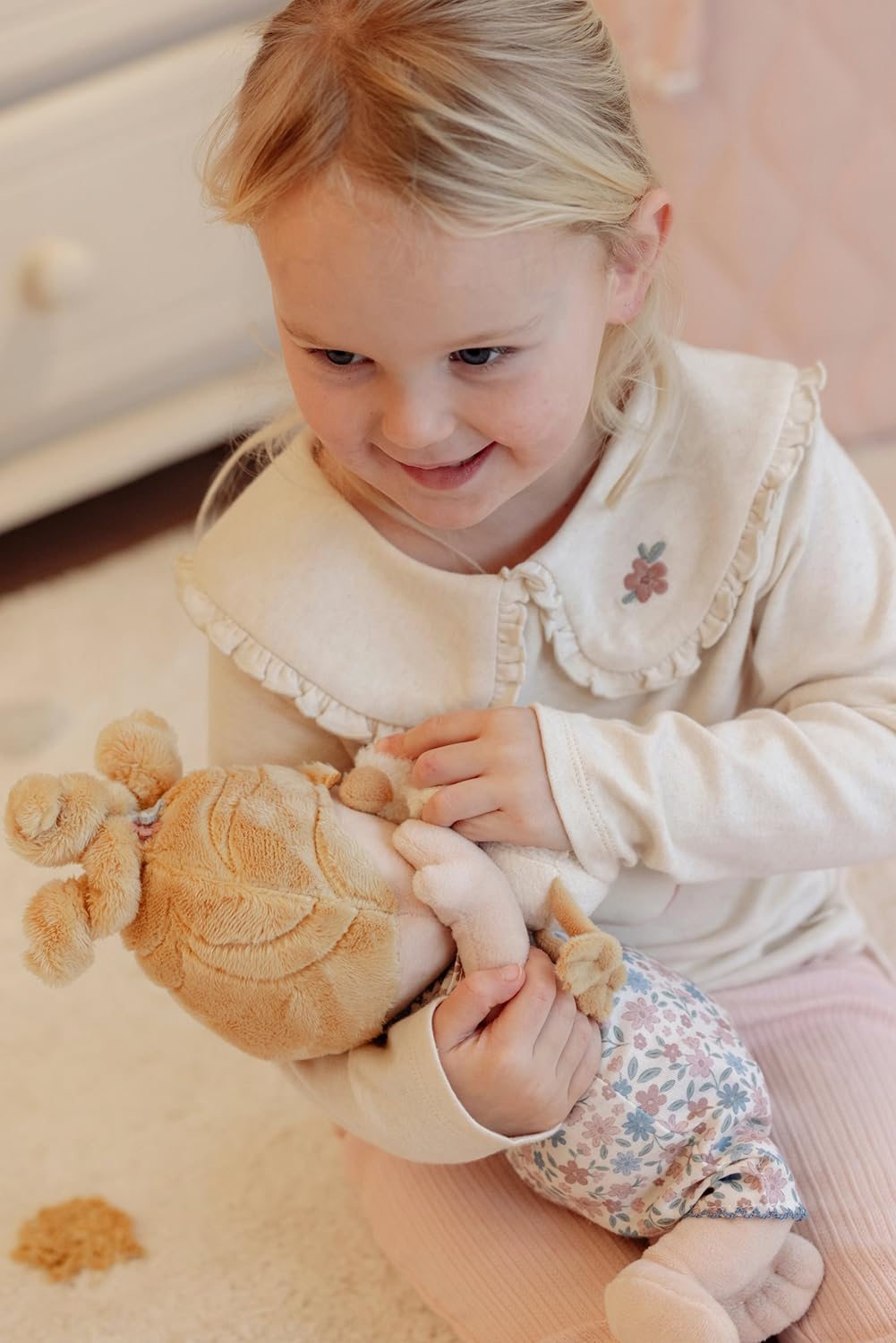 Little Dutch Muñeca de tela Julia – Juego de muñecas – Manos magnéticas – con botella magnética – Incluye pelele y peluche de ganso – para niñas a partir de 12 meses