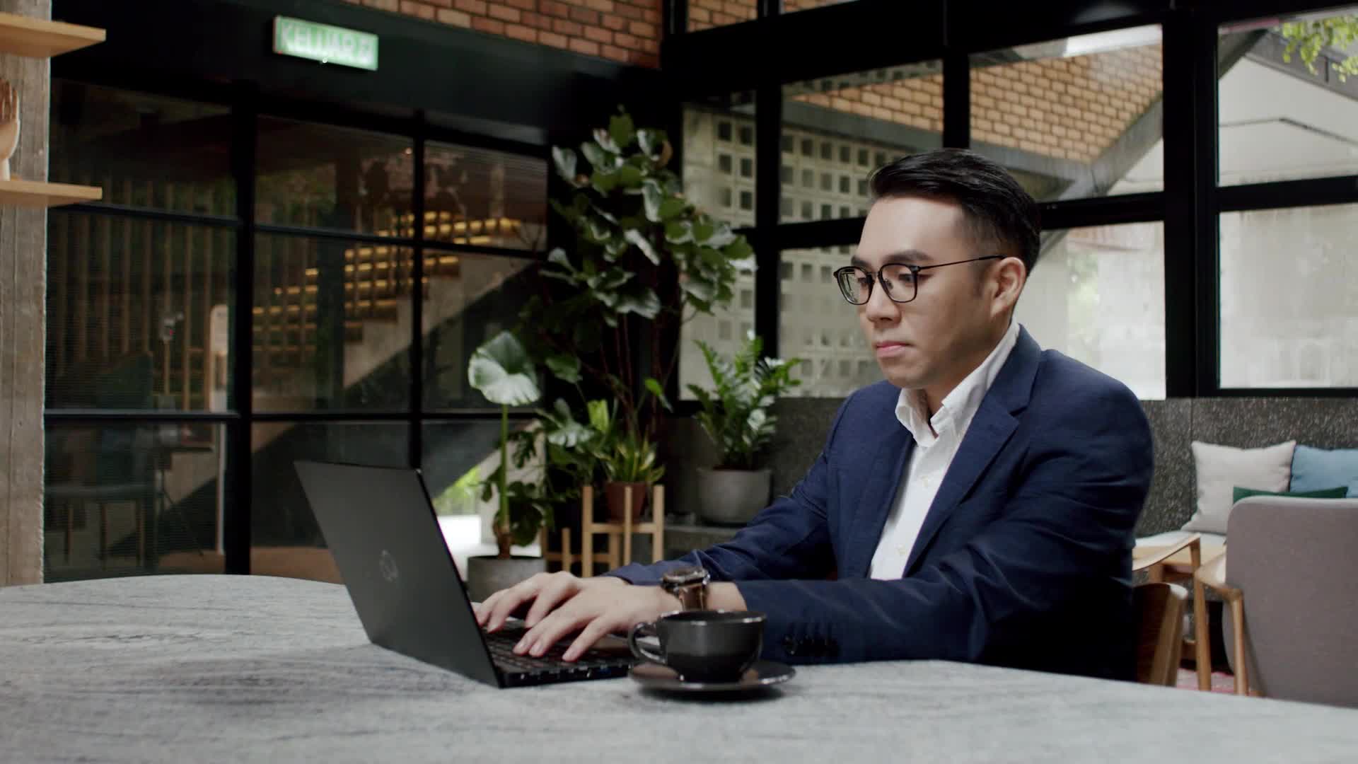Fujitsu UH-X 11th Gen Intel Core i5 13.3 FHD IPS 400Nits Thin