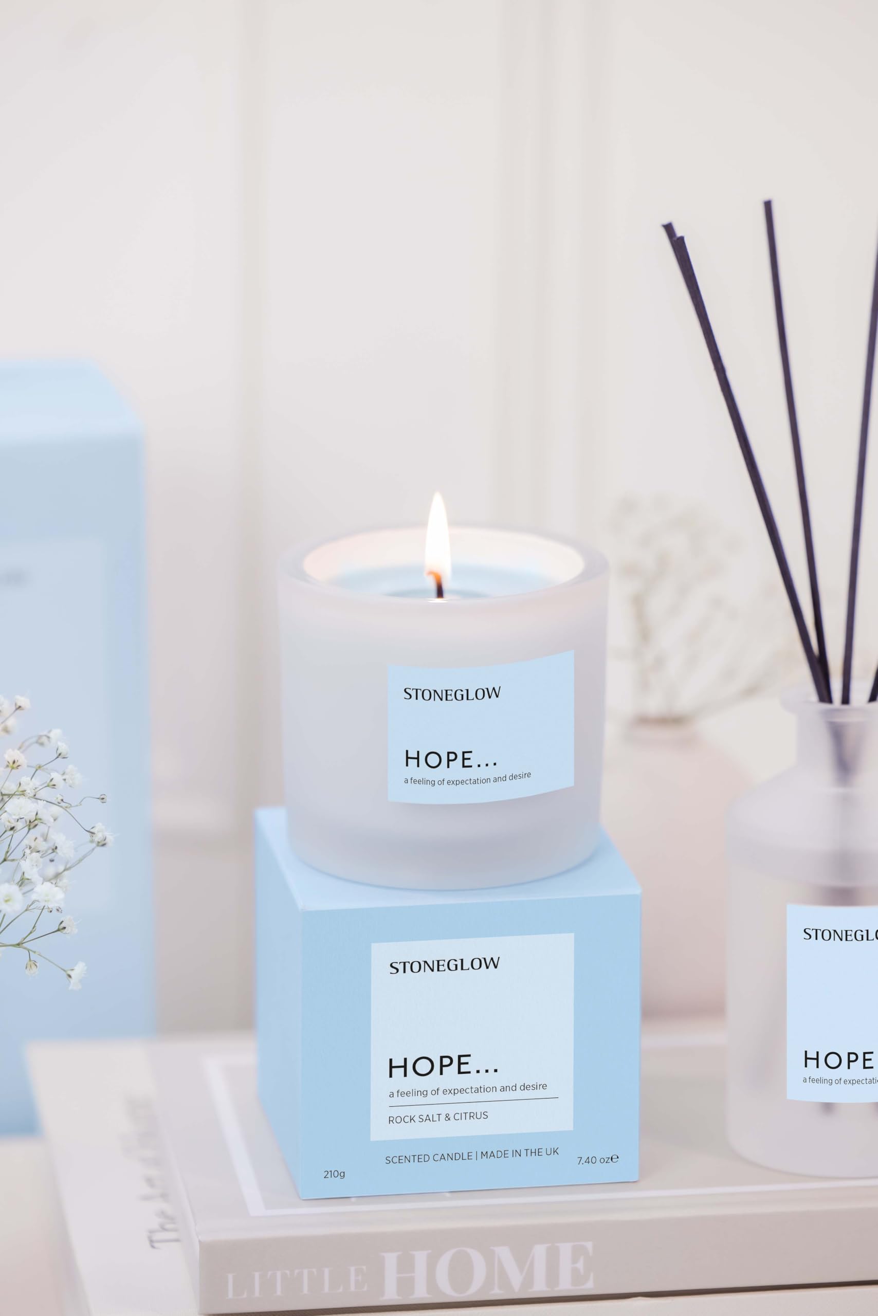 Stoneglow Affirmations – Hoffnung – Steinsalz und Zitrusfrüchte – Duftkerze im Tumbler (79 x 89 mm), Kokosnuss- und Rapswachsmischung, blaue Kerze, 40 Stunden, Bergamotte, Patchouli, Lavendel