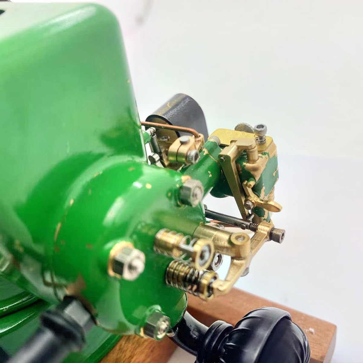 RETROL OKMO Morse Z jednocylindrowy, 4-suwowy silnik benzynowy z miniaturowym regulatorem dławienia, mini silnik z układem zapłonowym i drewnianym stojakiem ekspozycyjnym, industrialna dekoracja