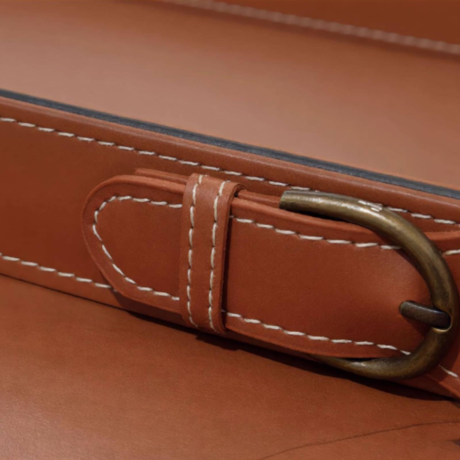 Bandeja Rectangular Bandeja Organizador Centro de Mesa Bandeja de Servicio con Exterior de Piel Sintética y Esquinas Metálicas Costuras Contrastadas y, Marrón Oscuro, 435 300 50mm