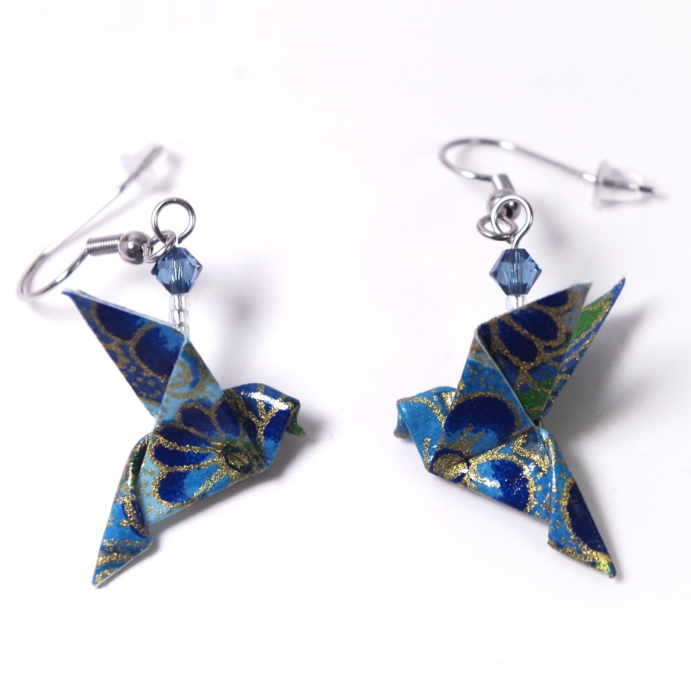 Boucles d'oreilles colombes origami (Fleurs bleues sur fond bleu clair)