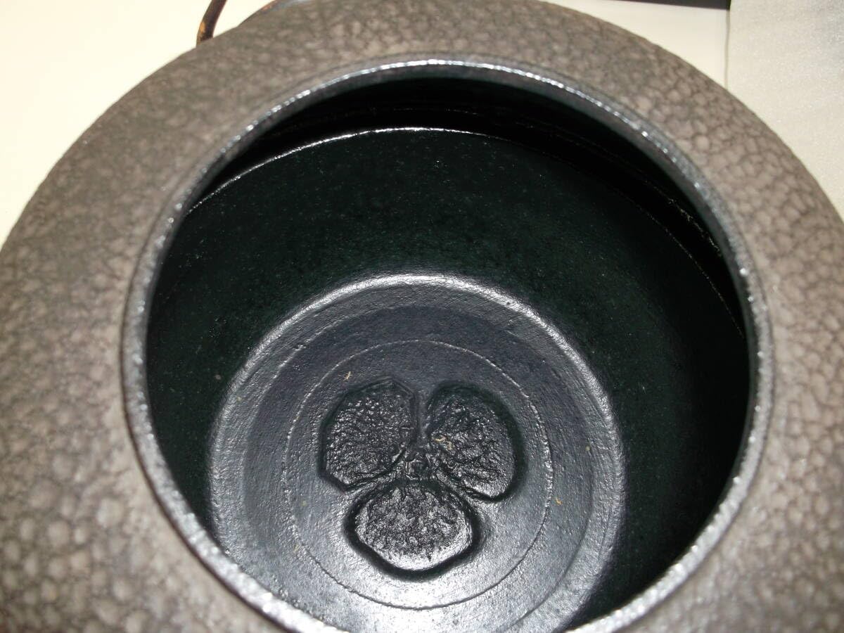 Amazon.co.jp: 那古野釜 釜師 伊藤宝斎 鉄槌目 鬼面 風炉 茶道具 鉄瓶