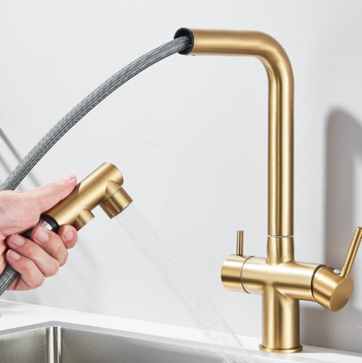 3-drożna bateria kuchenna Venom Pull-Out z systemem filtra wody Flow Comfort, wyciągana słuchawka, obracana o 360°, montaż jednootworowy, mosiądz, do zimnej i ciepłej i filtrowanej wody (złota)