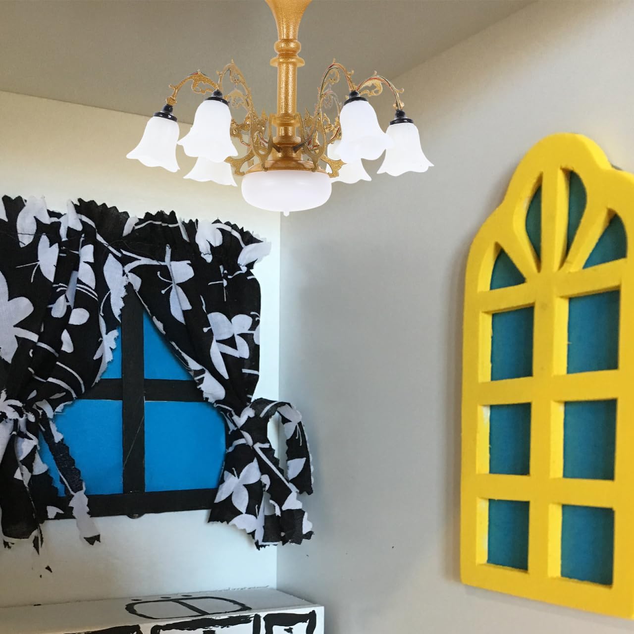 Vaguelly Miniaturowy żyrandol do domku dla lalek światło małe lampy wiszące do miniaturowych mebli piaskownicy model lampa sufitowa złota 6,5 x 6,5 x 4,5 cm