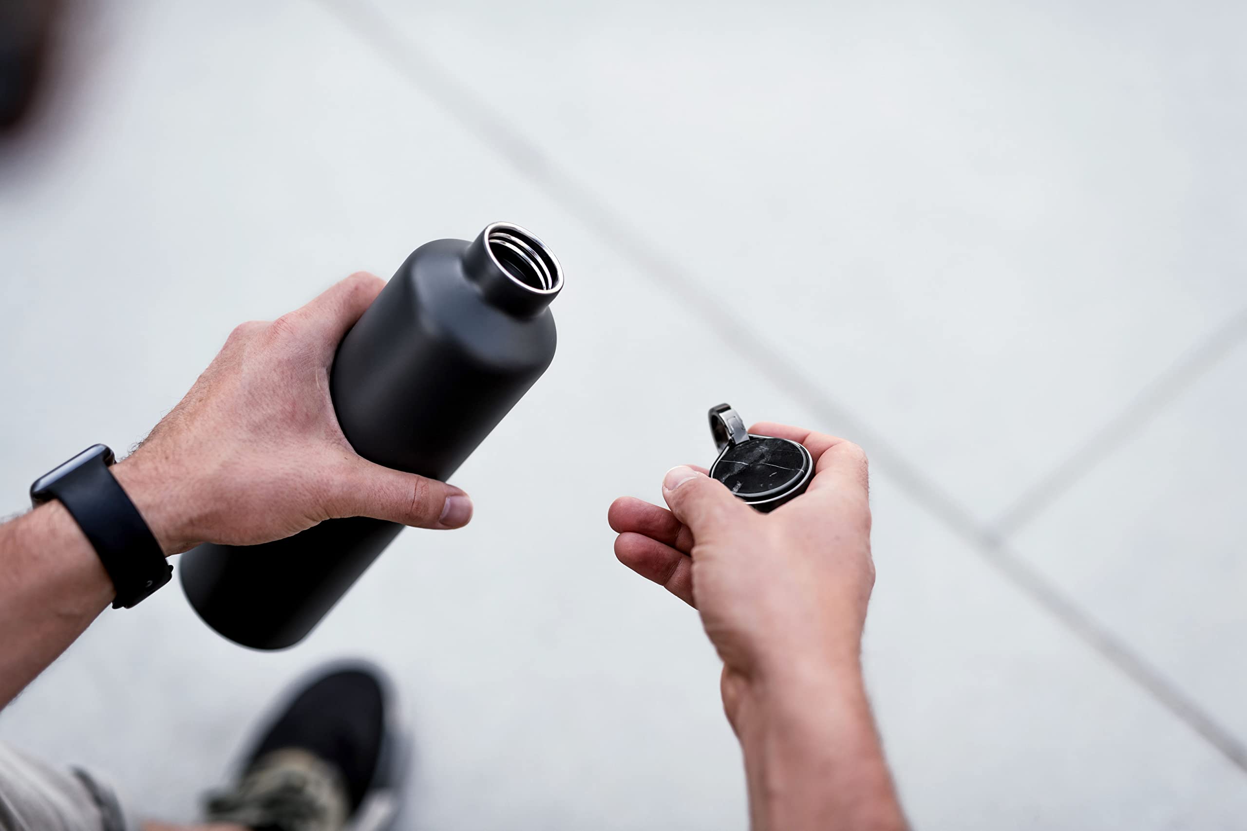 EQUA Smart Borraccia – 23 oz – Connessione Bluetooth con app e segnale luminoso – Bottiglia termica a doppia parete in acciaio inox – Coperchio in metallo