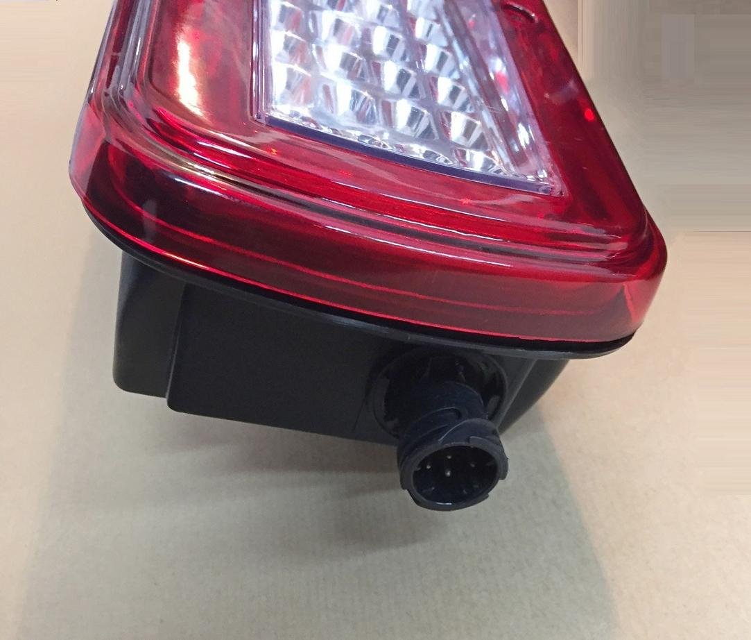 2 faros traseros LED con alarma de marcha atrás en el faro izquierdo y luz para matrícula de 500 mm en el faro derecho