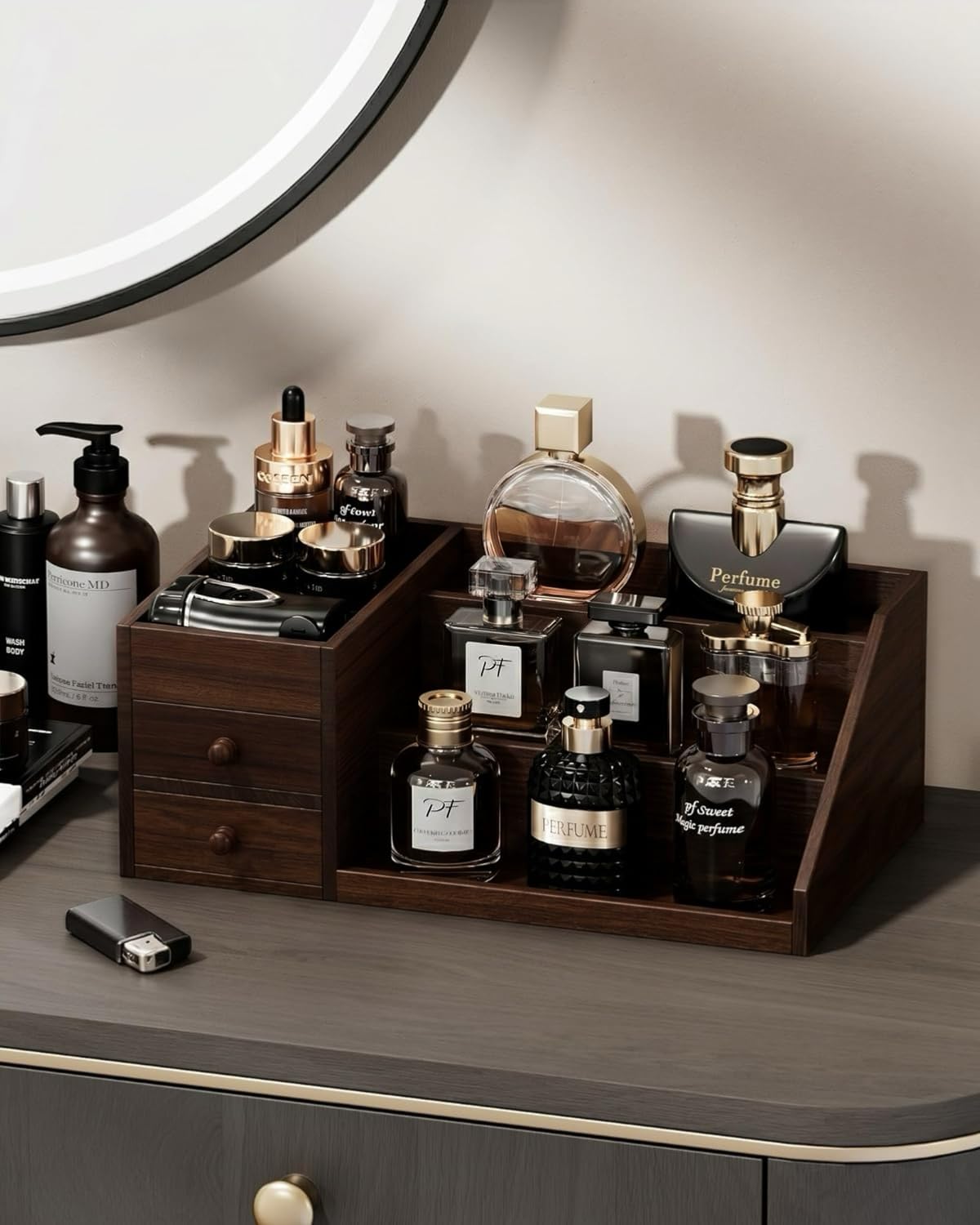 ProCase Organizador de Colonia de Madera con 3 Niveles y Cajones,Estante de Exhibición de Perfumes, Soporte de Escritorio para Fragancias y Cosméticos, Diseño Elevado y Barras Protectores – Marrón
