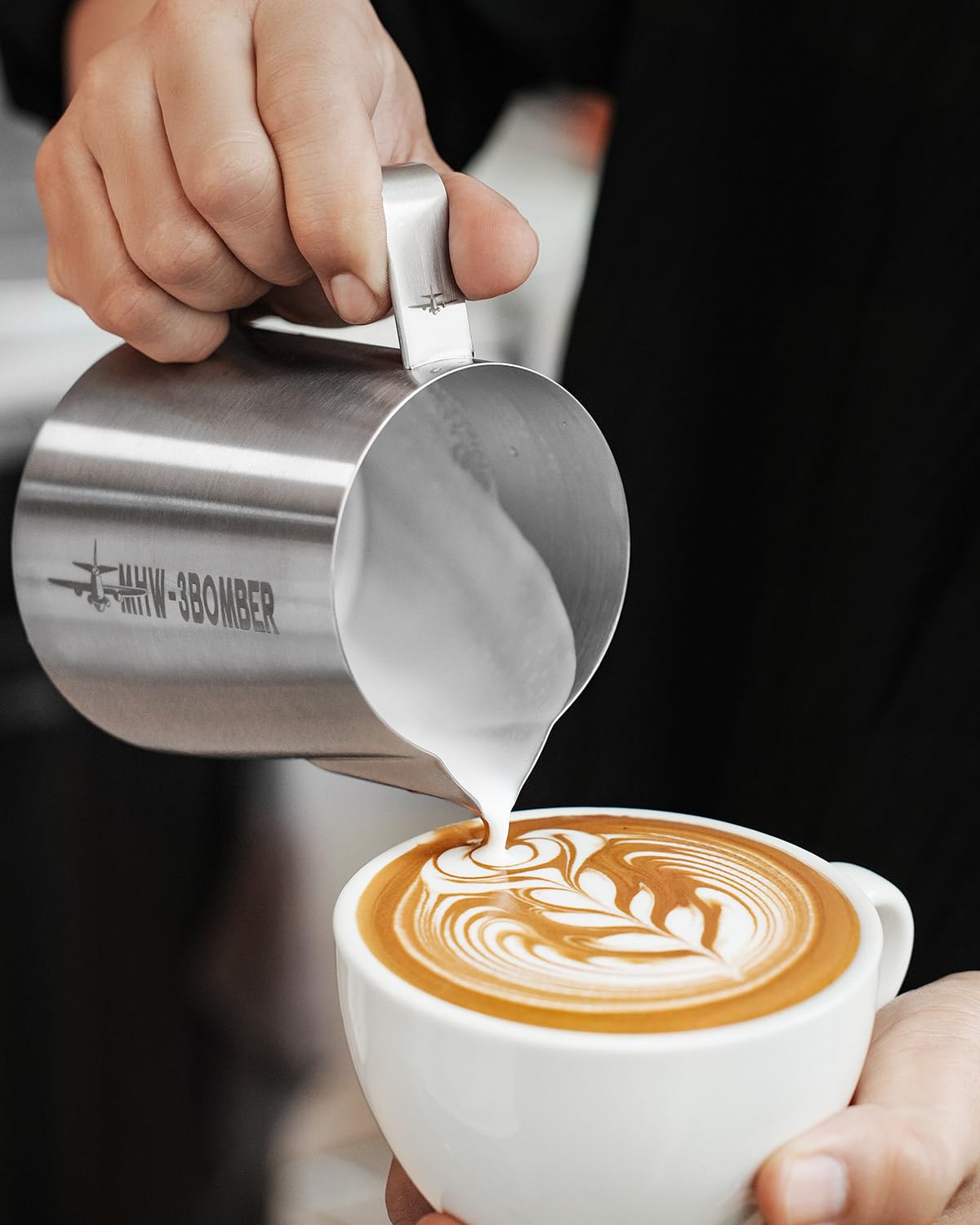 MHW-3BOMBER Jarra vaporizadora espresso jarra espumante de leche de acero inoxidable con leche café capuchino Latte Art Barista Cup 13 oz/400 ml (brillante) P5001S
