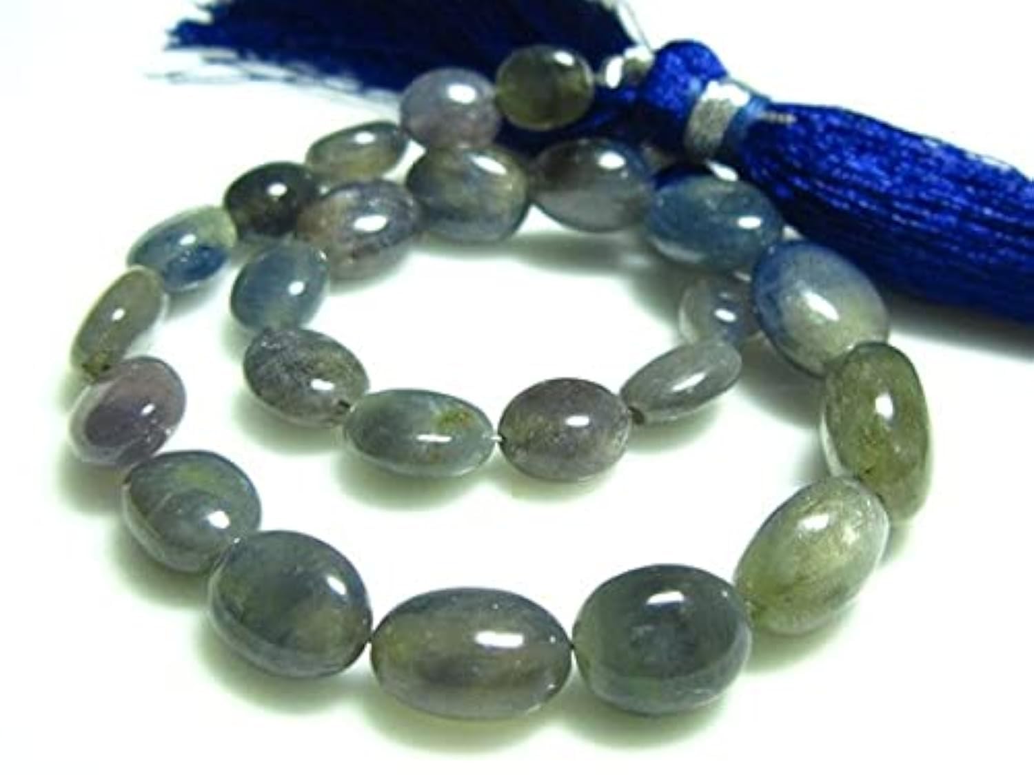 Saphir bleu en perles pour fabriquer un collier d'été élégant et des bijoux de vacances