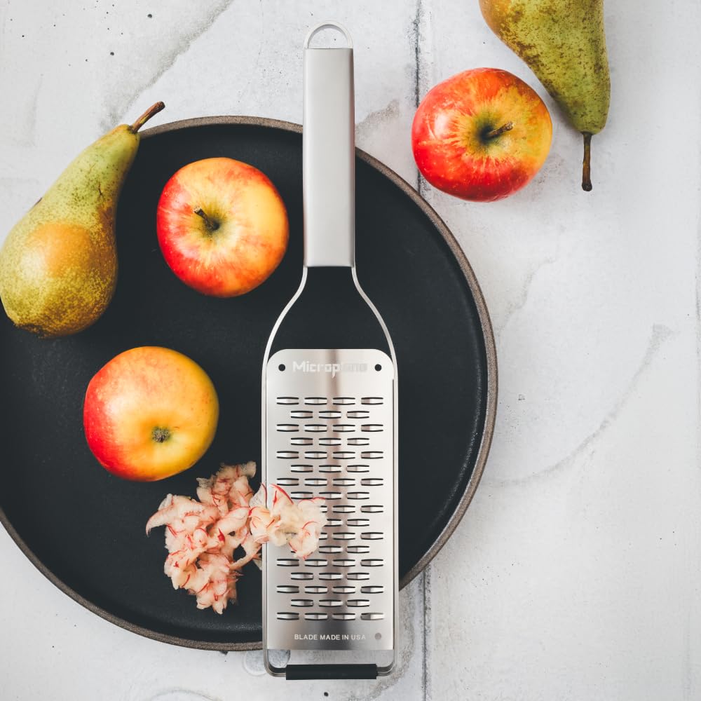 Microplane Nueva serie profesional – Corte de 2 vías, elegante diseño de acero inoxidable, perfecto para calabacines, manzanas, peras, rábanos, queso duro o chocolate y más, hoja de acero inoxidable