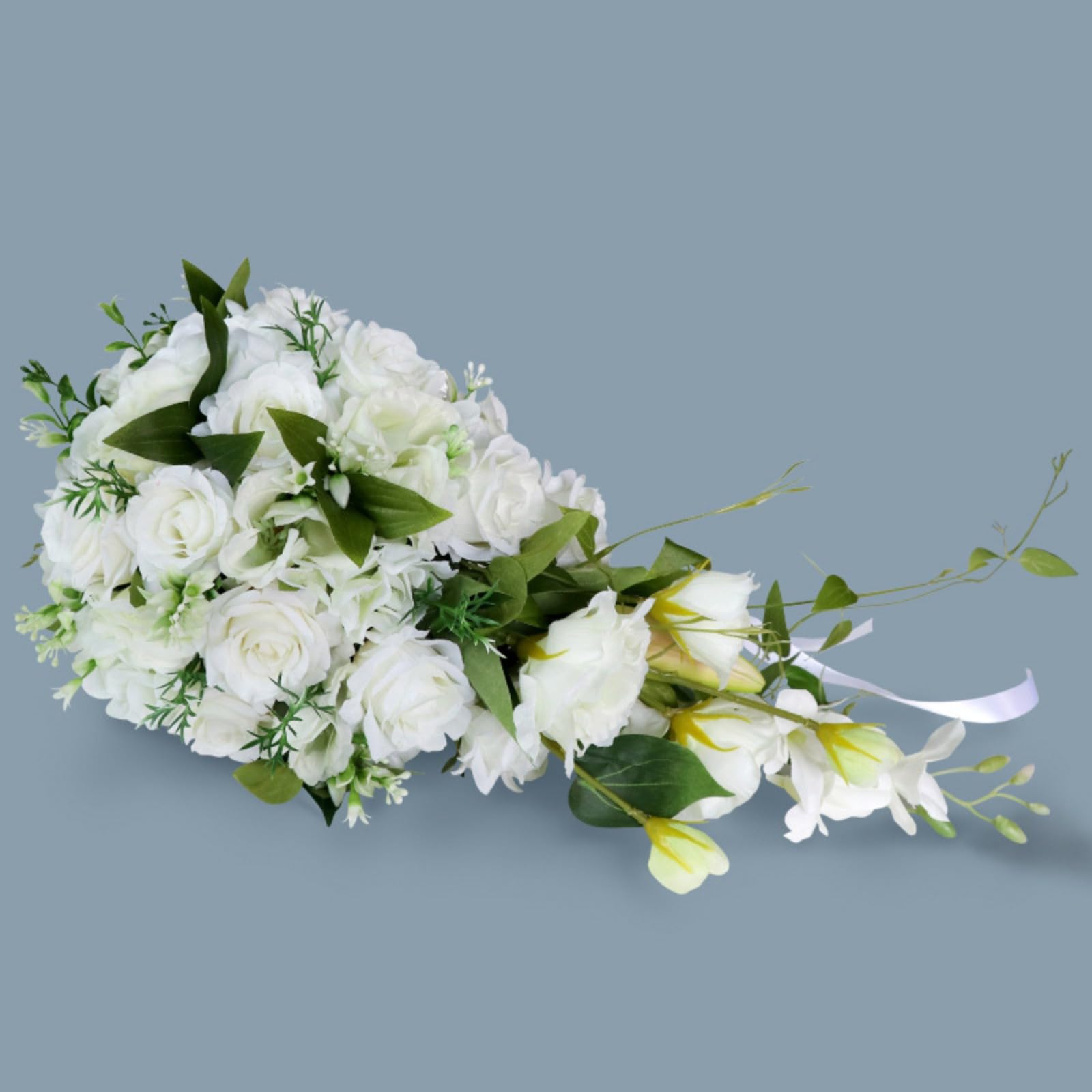 weißer künstlicher Rosen Brautstrauß mit Grünpflanzen & Satinbändern, Wasserfall Hochzeitsstrauß für Braut Fotoshooting Dekoration (White)