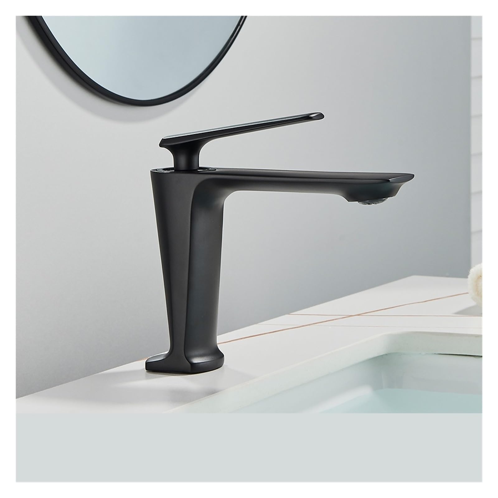 Laiton de qualité pour ce robinet d'évier de salle de bain noir mat durable