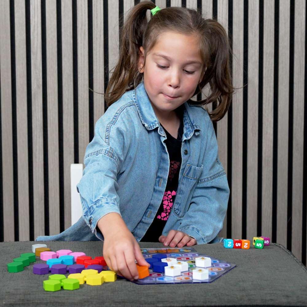 The Happy Puzzle Company Bee Genius Game - 46.656 sfide puzzle per i puzzle più giovani - Puzzle di logica STEM Risorse educative per l'apprendimento precoce - Giochi intelligenti per bambini e