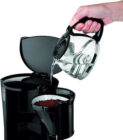 Llenando el tanque de la máquina de café Moulinex