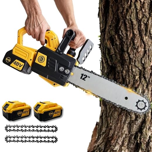 Moto serra portátil elétrica com 2 baterias de 48V e potência de 3000W. Ideal para cortes precisos em madeira e podas, bivolt para maior versatilidade. Leve e sem fio, proporciona