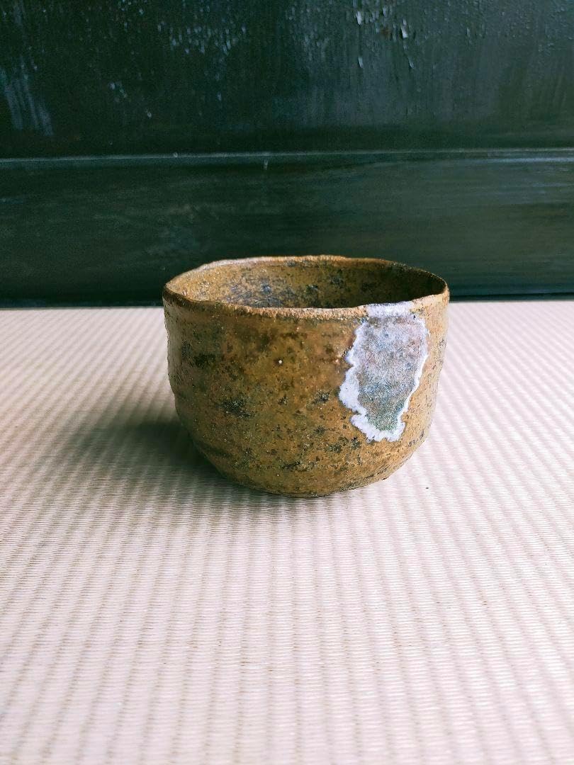 美しい古美術蔵の奥から謎めいた黄金に輝く美しい抹茶茶碗が出て来まし