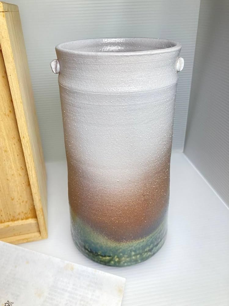 Amazon.co.jp: 瀬戸赤津焼 背戸窯 加藤鈔作「釉彩蝶文花入」 共箱有り Amazon.co.jp: 瀬戸赤津焼 背戸窯 加藤鈔作「釉彩蝶文花入」 共箱有り