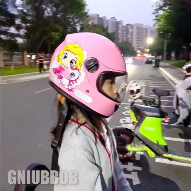 GNIUBBDB Kinder Integralhelm 46-52cm - ECE-zugelassener Rollerhelm Mit Sonnenblende & Schal