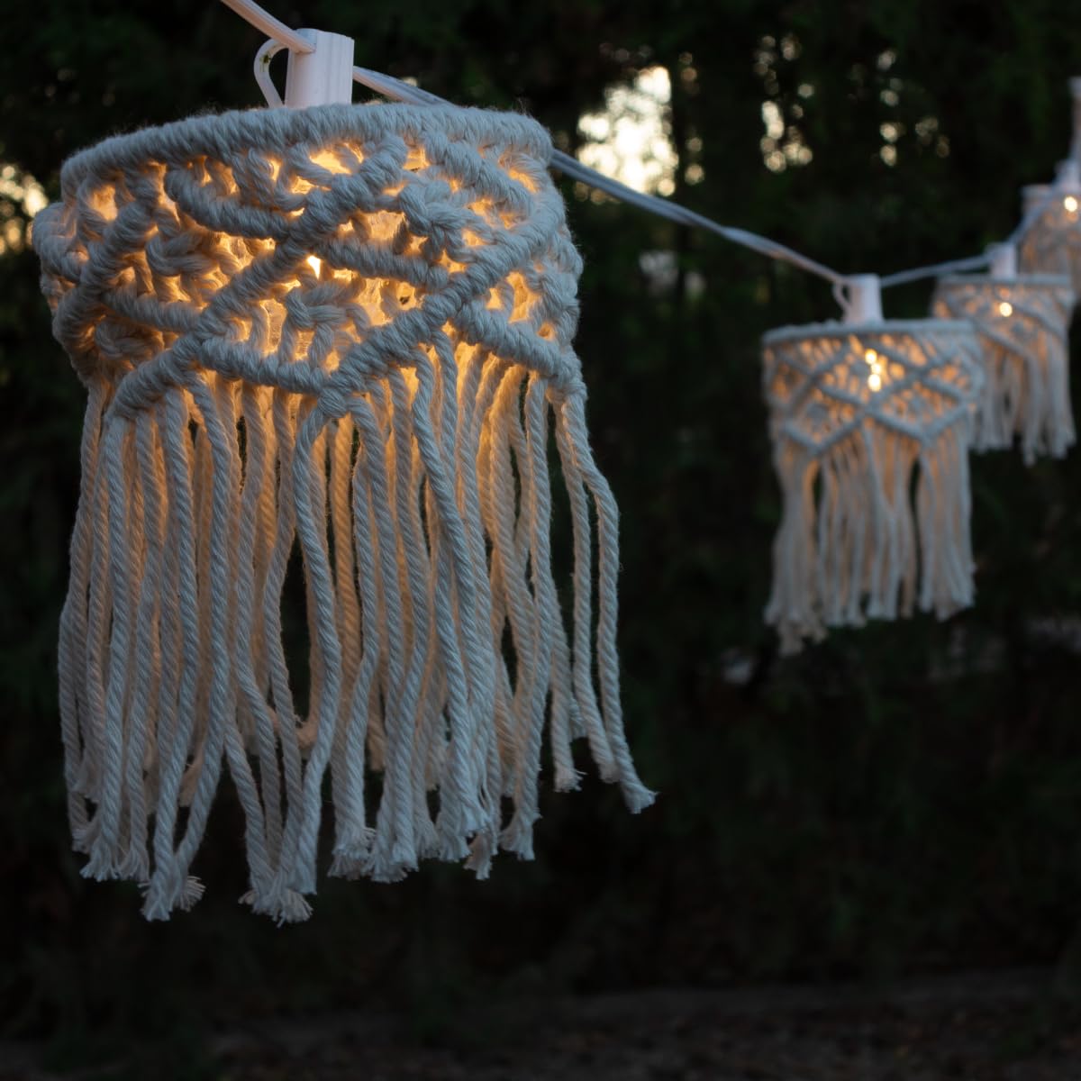 newgarden - MYKONOS GARLAND Dekorative LED-Lichterkette mit Solar-Aufladung und wiederaufladbarem Akku aus Makramee-Saiten
