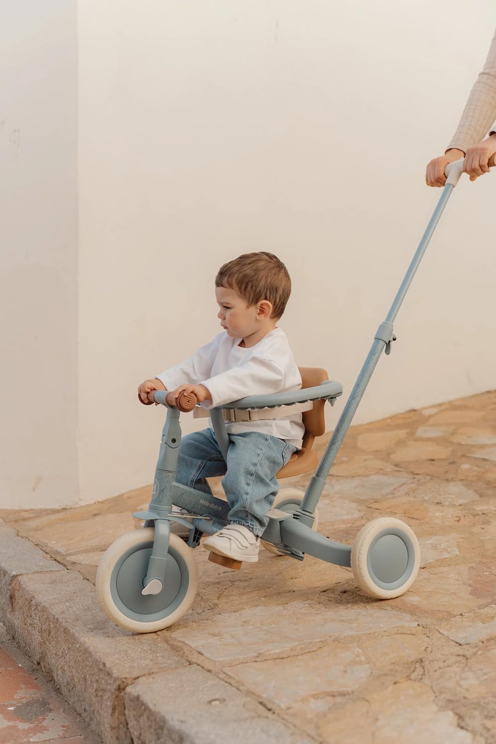 Little Dutch Triciclo 4 en 1, incluye barra de empuje, pedales, cinturón de seguridad y anillo, triciclo infantil, para niños y niñas a partir de 1-3 años, color azul