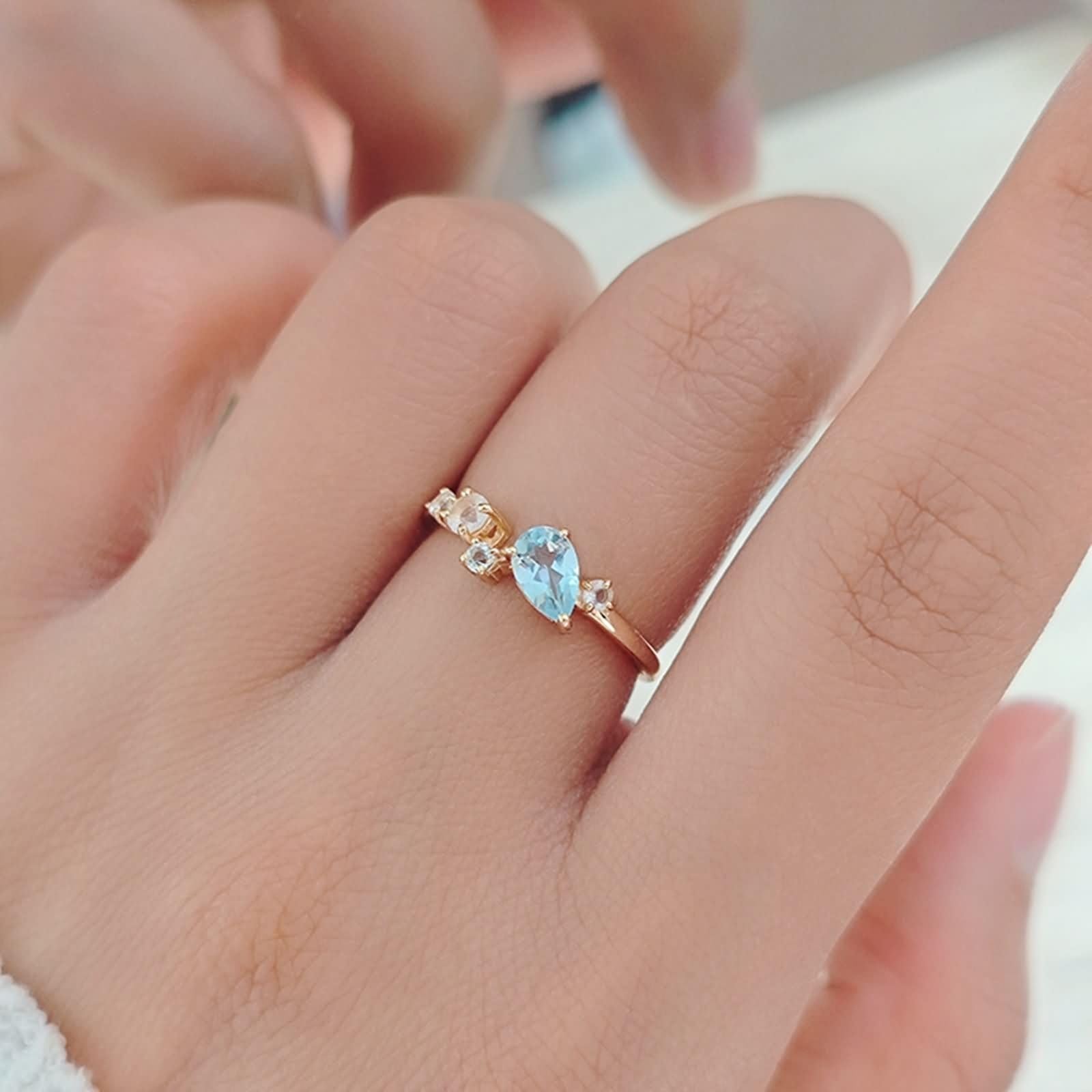 Anillo de compromiso de oro 9 K/14 K/18 K con gotas de topacio azul claro, forma de lágrima
