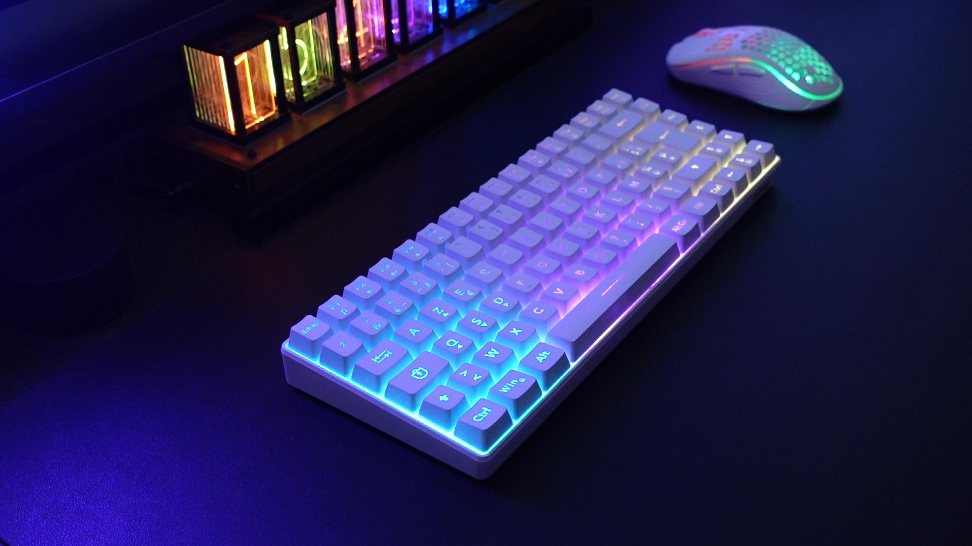 RedThunder K10 - Tastiera e mouse wireless da gioco, layout QWERTZ DE, capacità della batteria 3000 mA e mouse wireless da gioco 3200 DPI per gamer (nero
