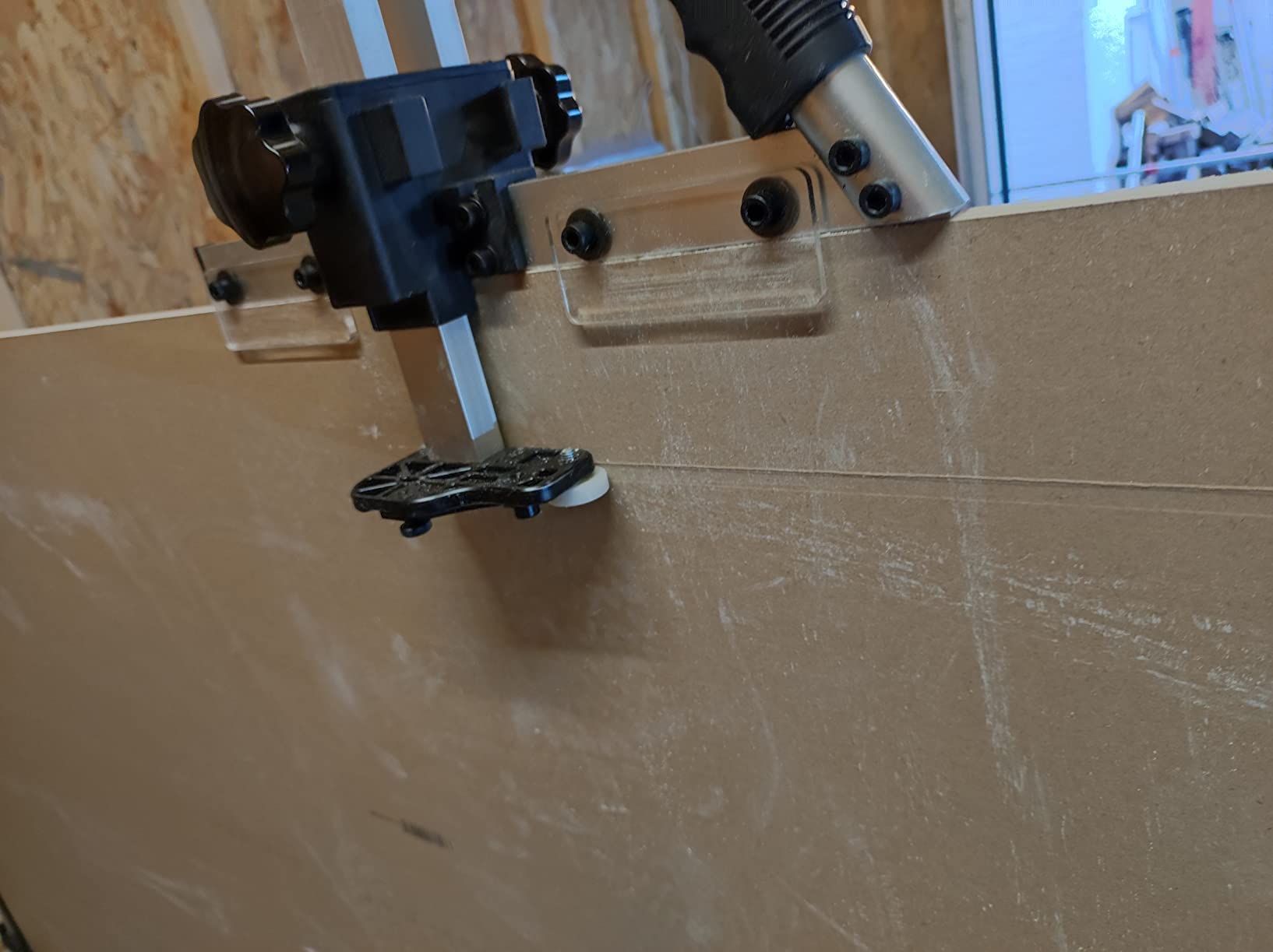 Taglierina per cartongesso con 2 piedistalli per sorreggere la lastra