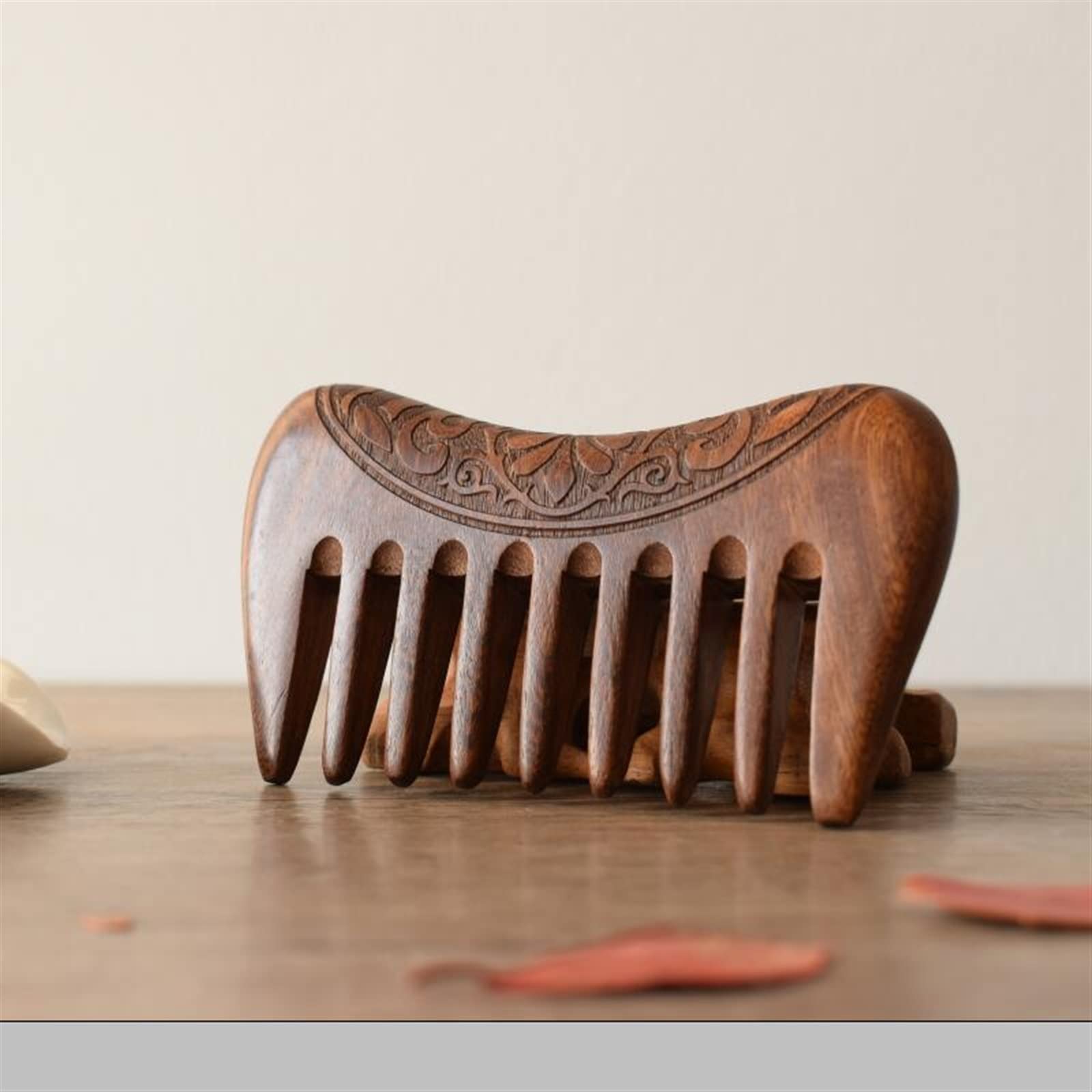 Peigne de bois de santal statique résolu pour volume et soin des boucles