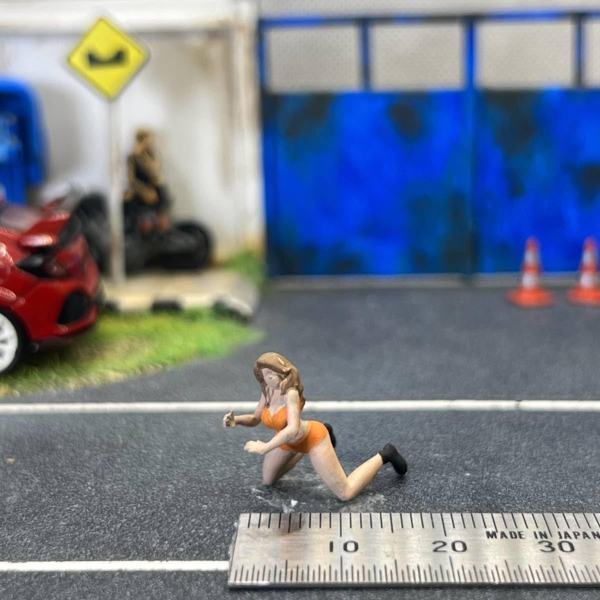 1/64フィギュア女性2人 1/64ミニカーやジオラマに最適　おまけミニカー1台 1/64フィギュア女性2人 1/64ミニカーやジオラマに最適 おまけミニカー1